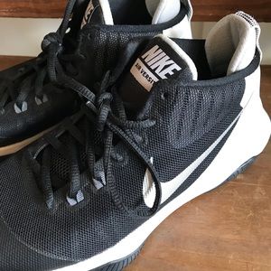 Women’s Nike Air Versitile basketball sneakers